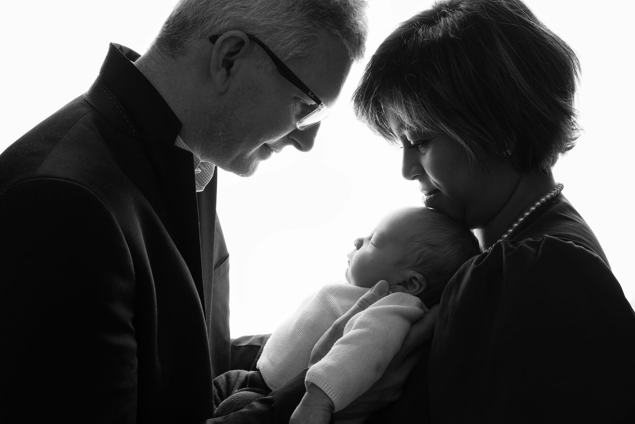 Photo de famille réalisée lors d'une séance naissance au home studio - portrait en noir et blanc