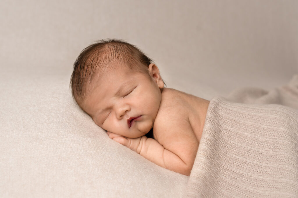 Charlotte Jéhanno Photographe - Séance photo naissance home studio - Nael