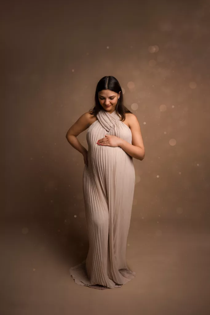 Séance photo grossesse fond beige robe studio