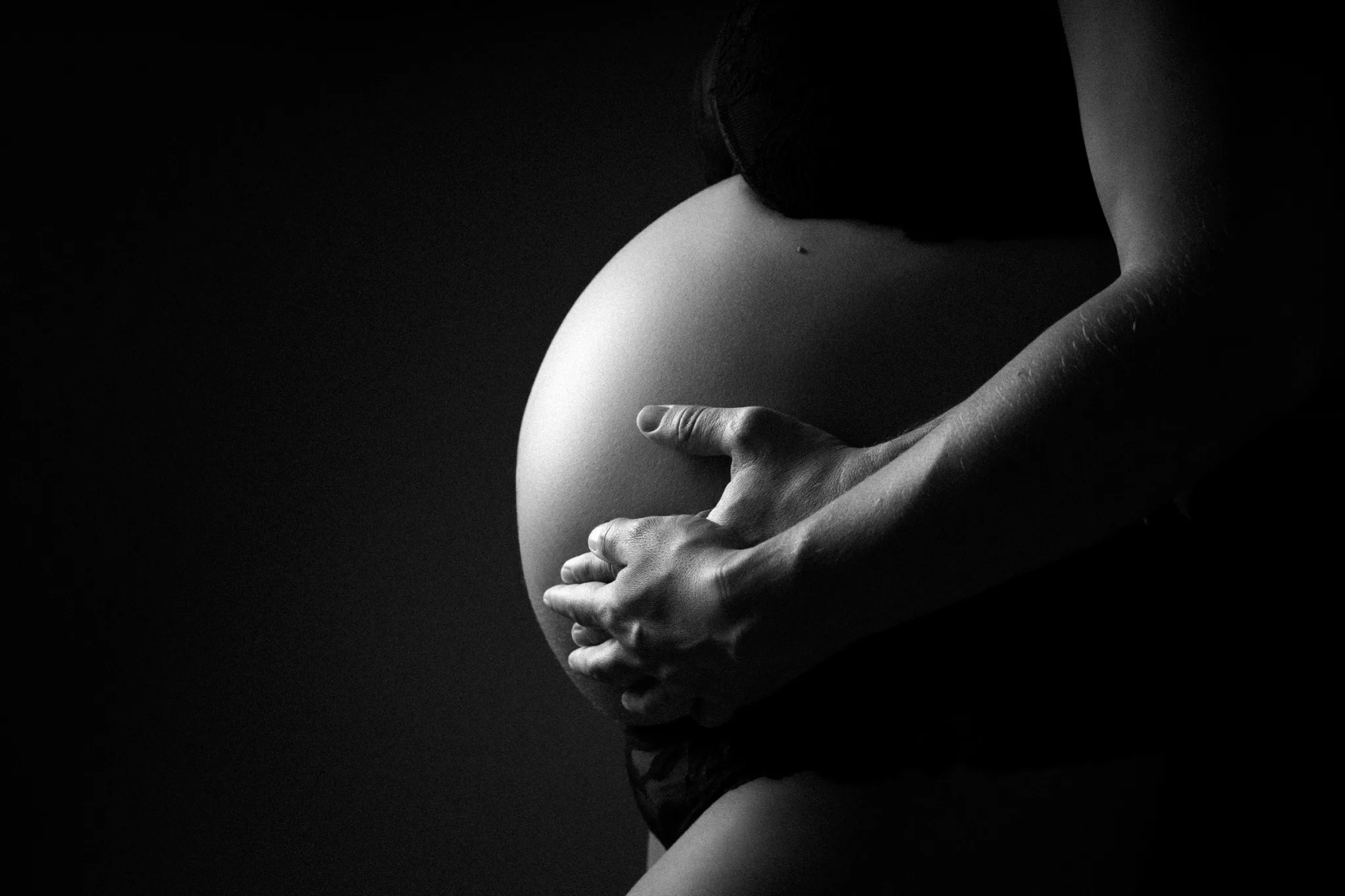 Séance photo grossesse ventre mains papa studio vaud lausanne